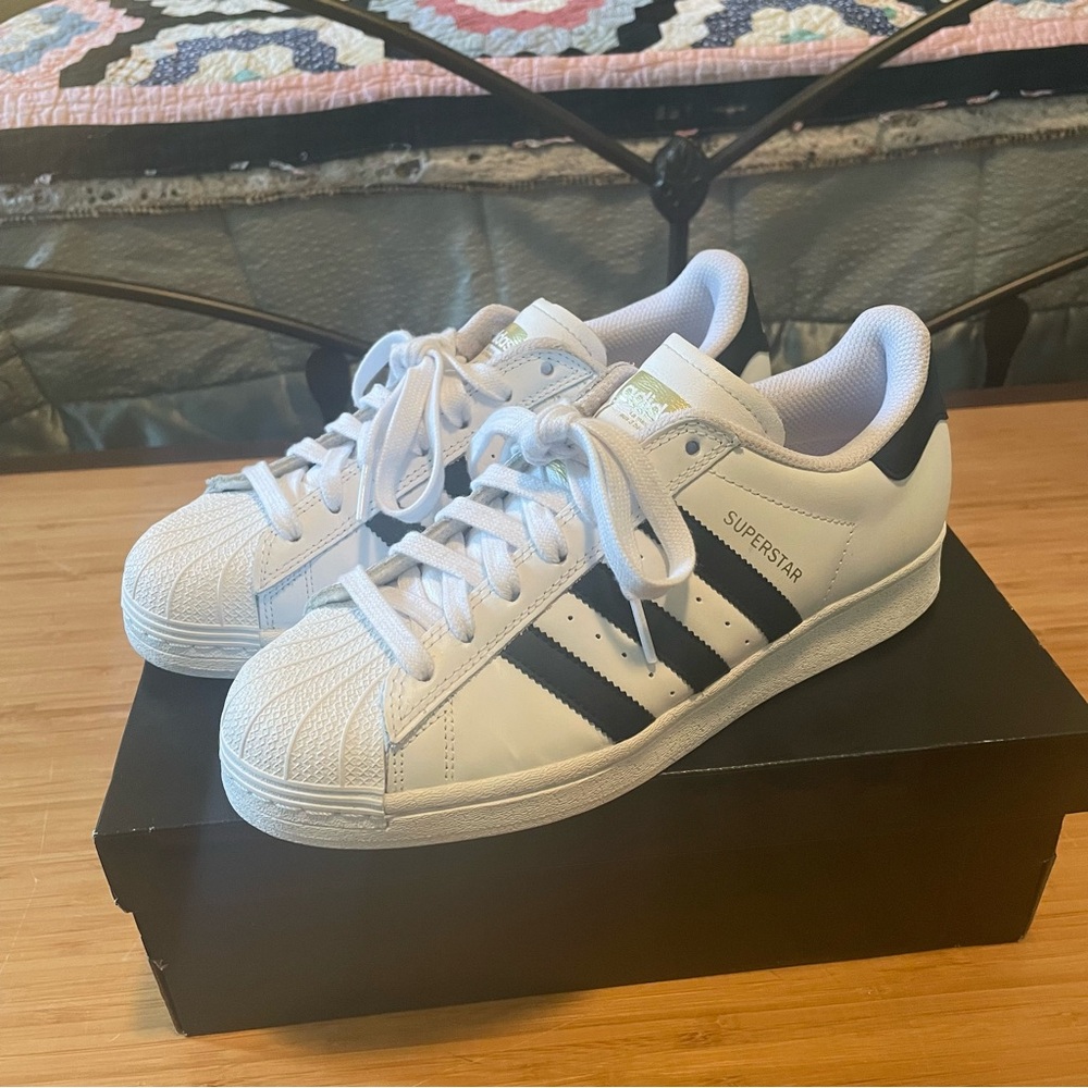 NEW Adidas Superstar men’s size 7 women’s size 8.5 White with Black Stripes